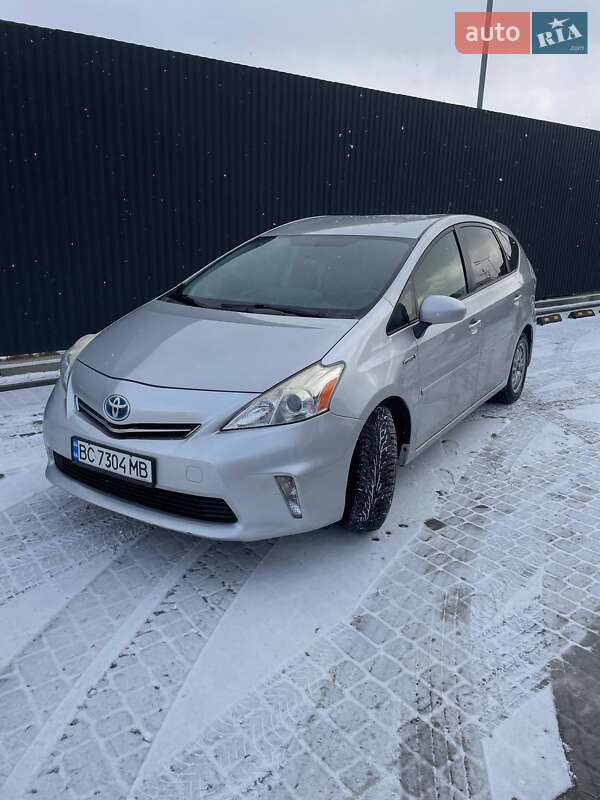 Toyota Prius v (2014)