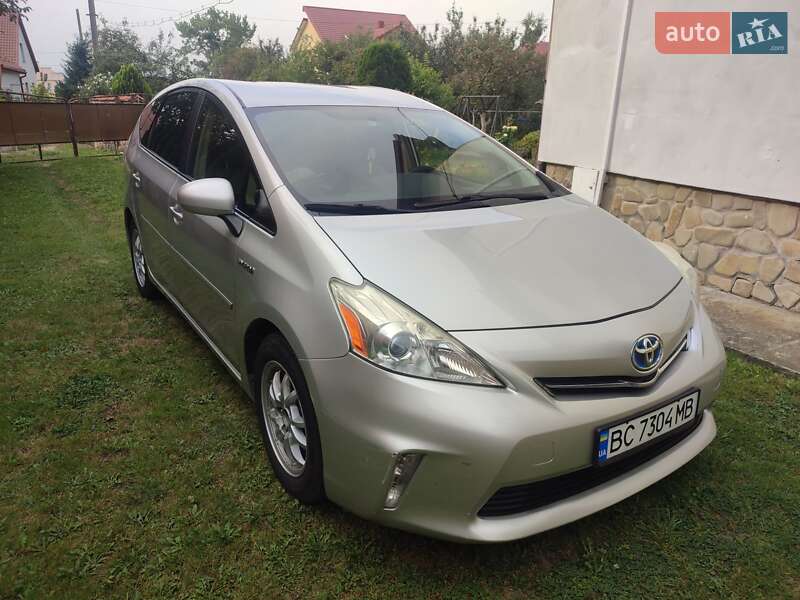 Toyota Prius v (2014)