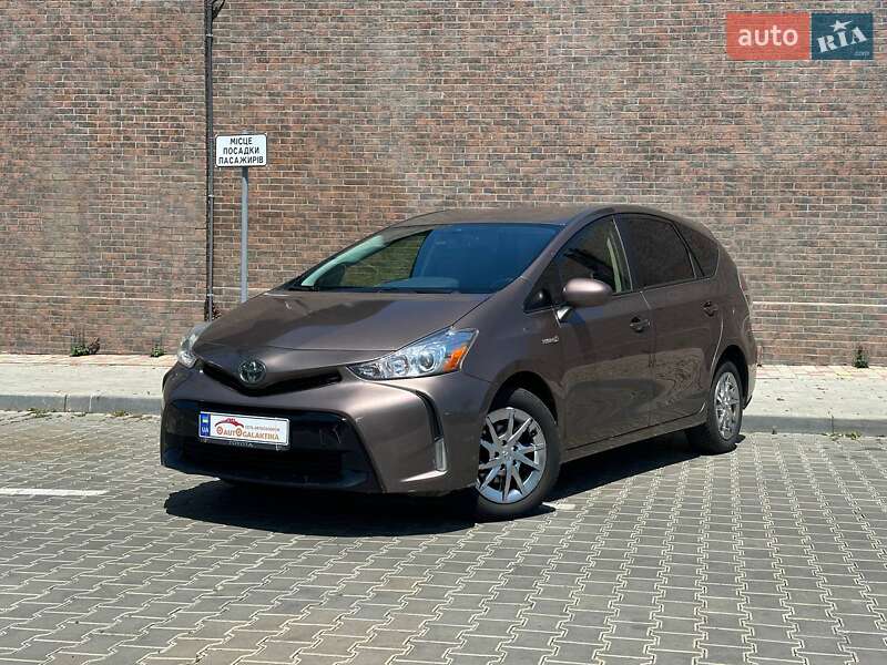 Toyota Prius v (2016)