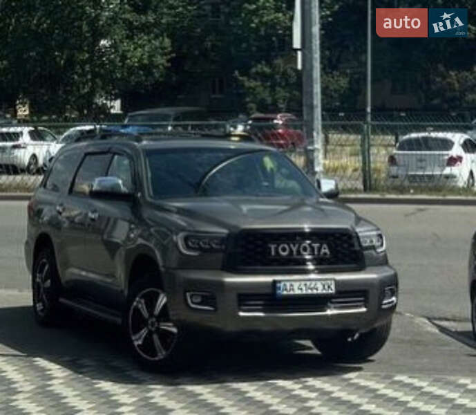 Toyota Sequoia (2015)
