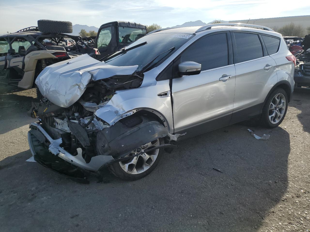 Ford Escape tit (2015)
