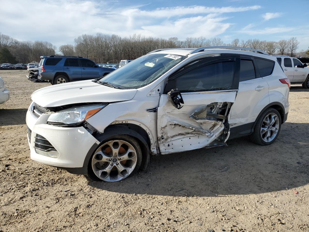 Ford Escape tit (2015)