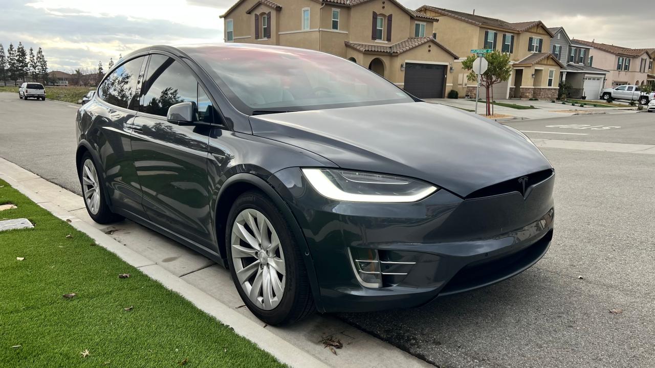 Tesla Model x (2016)