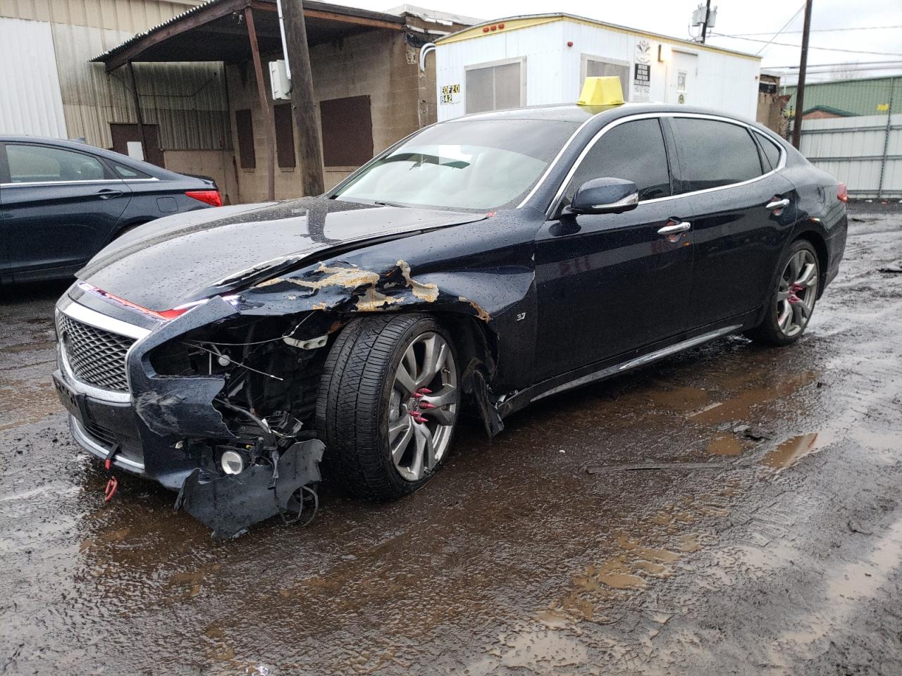 Infiniti Q70 (2015)