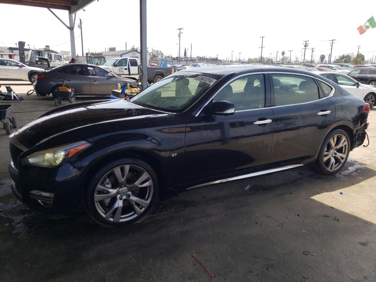 Infiniti Q70 (2016)