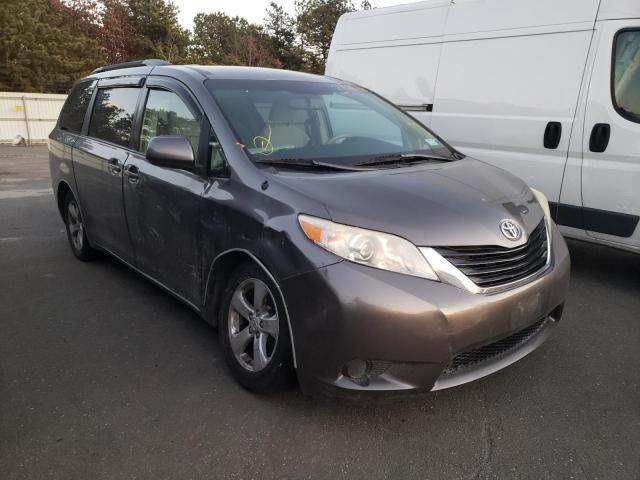 Toyota Sienna le (2011)