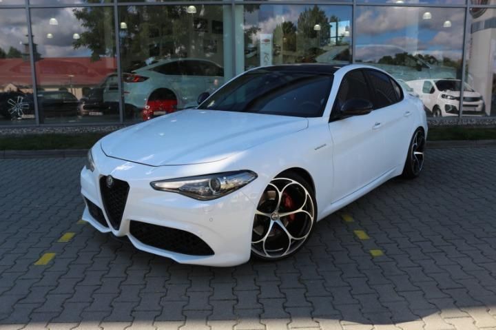 Alfa-romeo Giulia saloon (2017)