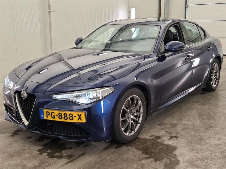 Alfa-romeo Giulia saloon (2017)