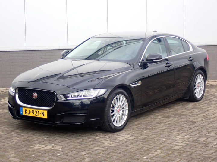 Jaguar Xe saloon (2016)