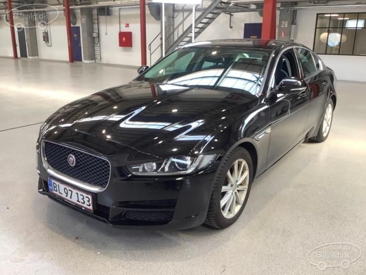 Jaguar Xe saloon (2017)