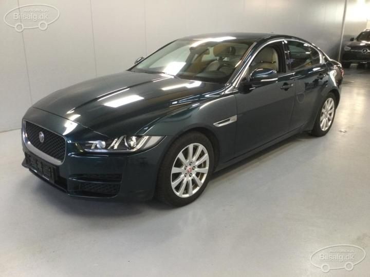 Jaguar Xe saloon (2017)
