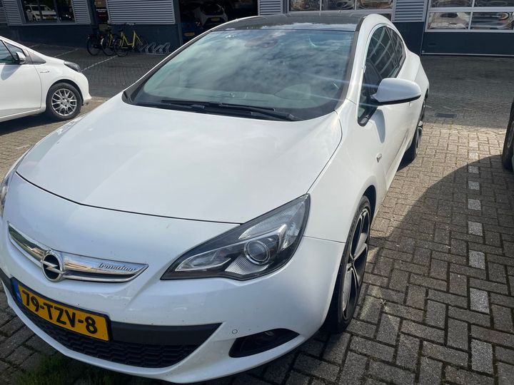 Opel Astra gtc (2012)