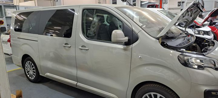 Peugeot Traveller (2021)
