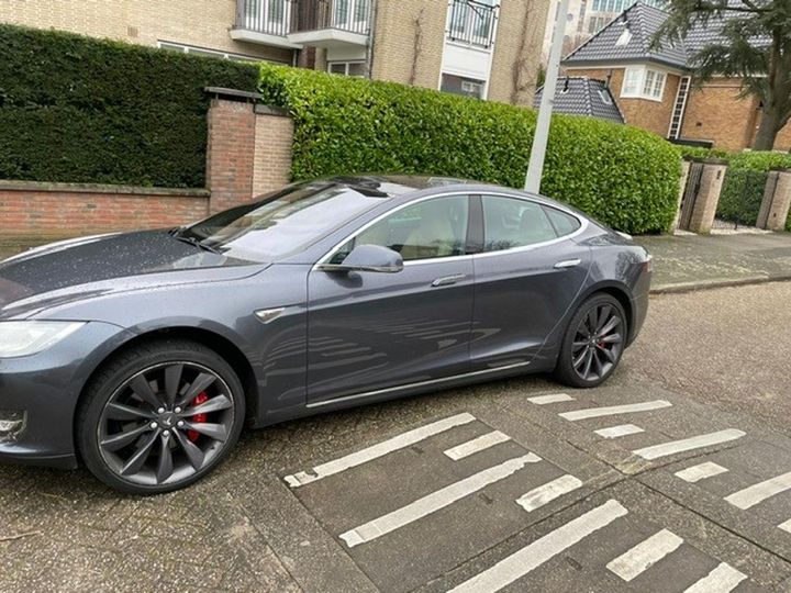 Tesla Model s (2016)