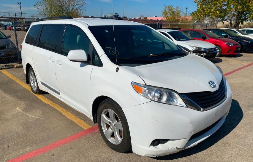 Toyota Sienna le (2014)