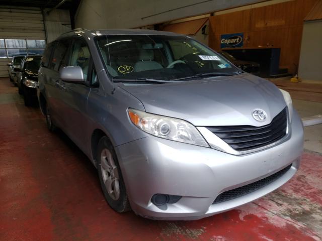 Toyota Sienna le (2012)
