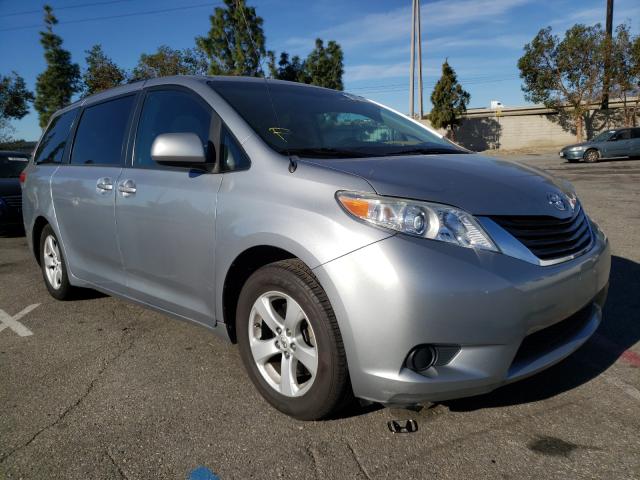 Toyota Sienna le (2011)