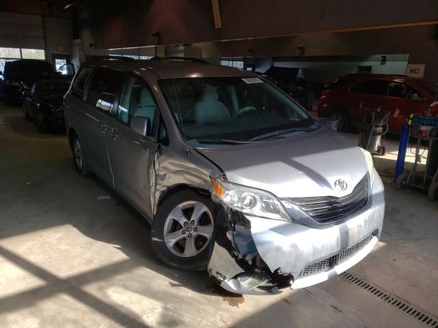 Toyota Sienna le (2011)