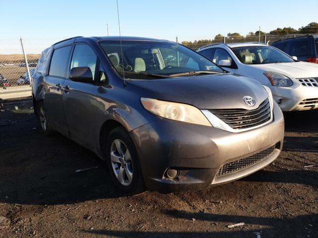 Toyota Sienna le (2011)